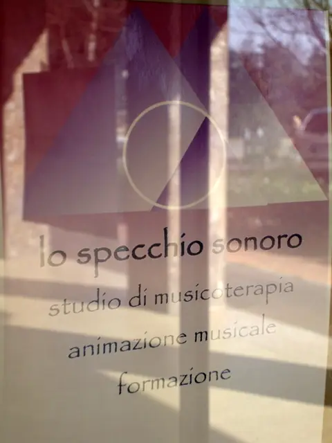 La vetrina dello studio con il logo e la scritta: lo specchio sonoro, studio di musicoterapia, animazione musicale, formazione